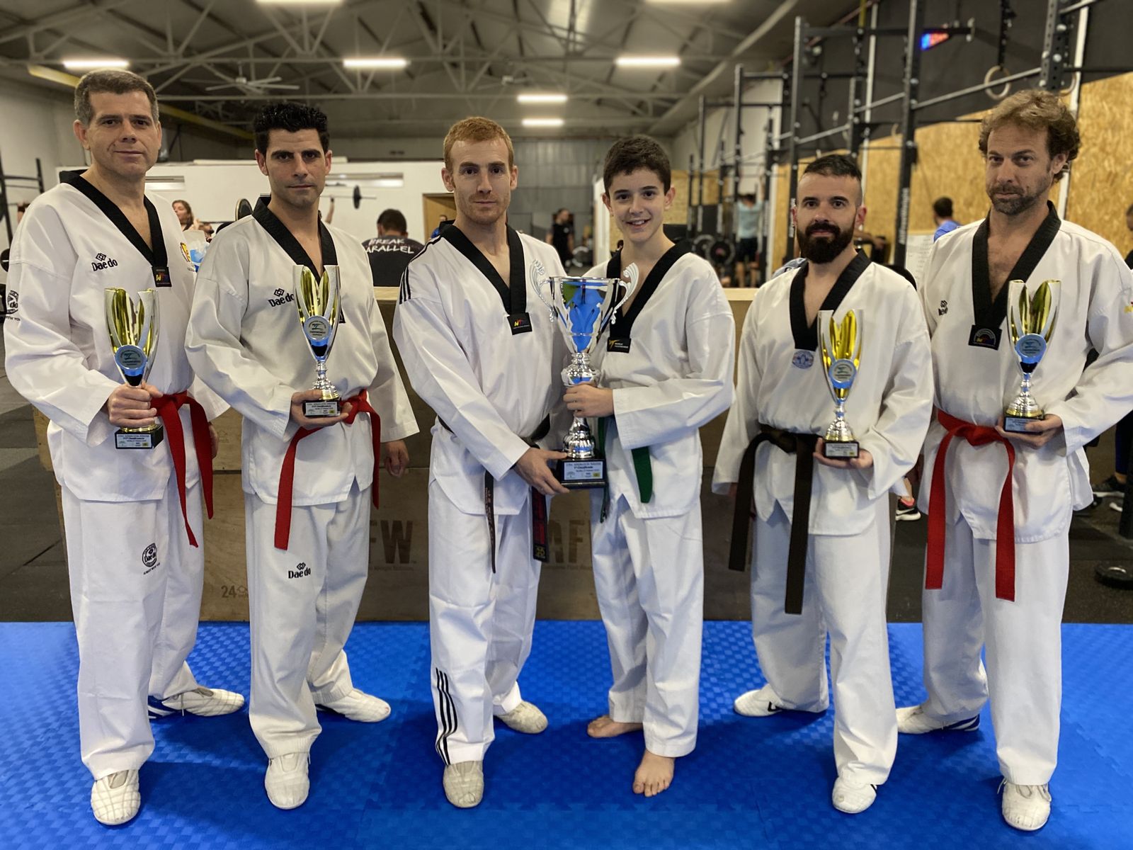 Equipo Nature TKD, con sus trofeos.