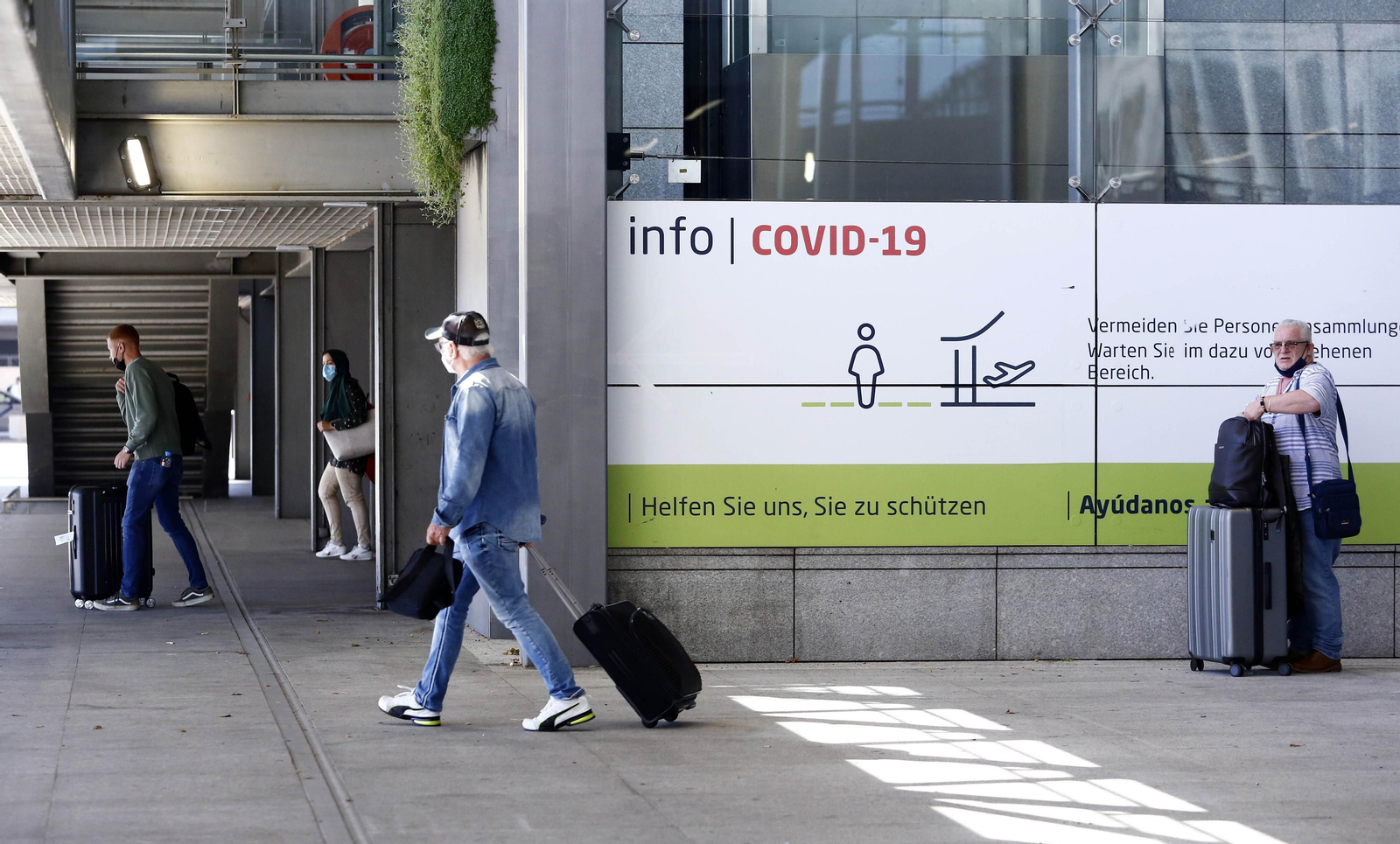 Las fotos de los primeros turistas internacionales en el aeropuerto de Málaga