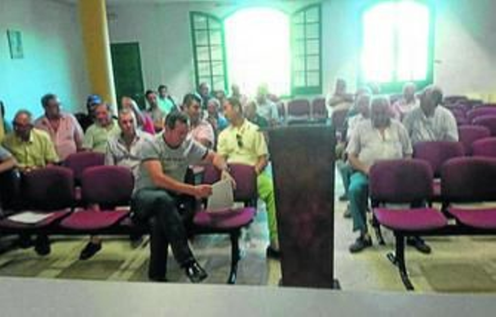 Imagen de la asamblea de los regantes, en la ELA de Tesorillo.