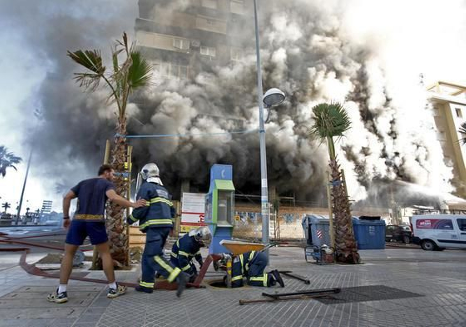 Espectacular incendio en un edificio de la calle Brasil. /Jesús Marín