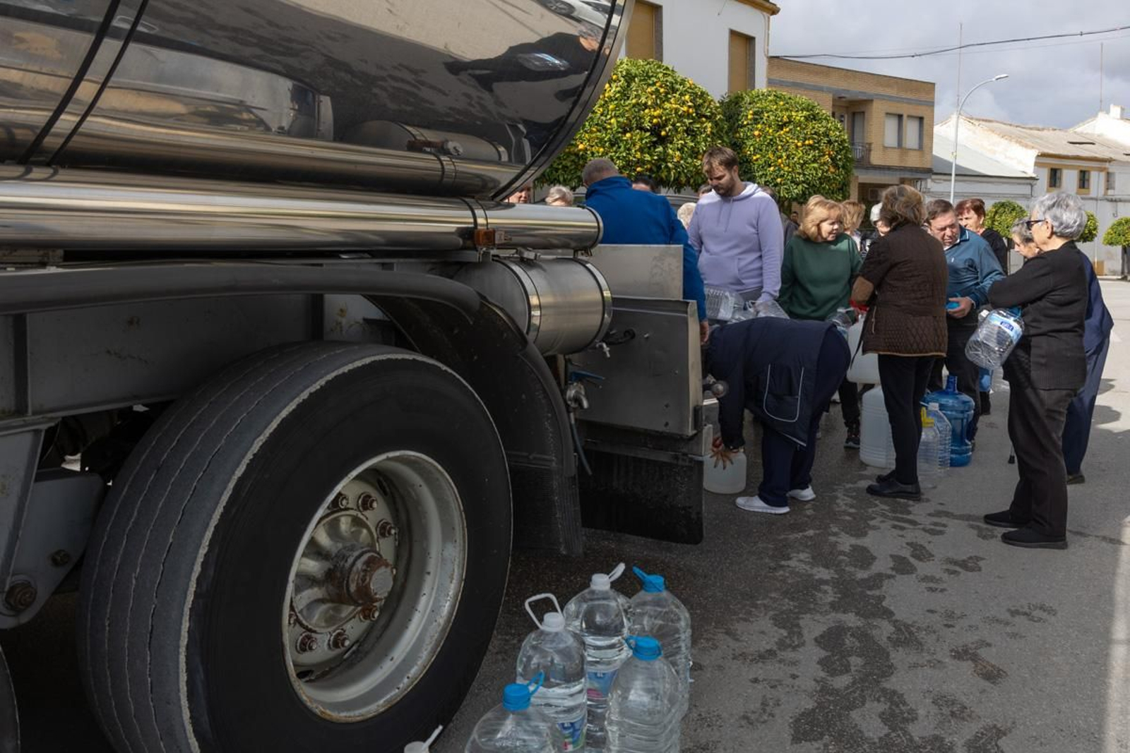 Reparten agua en Mote Lope Alvárez tras prohibir su consumo por presencia de bromato