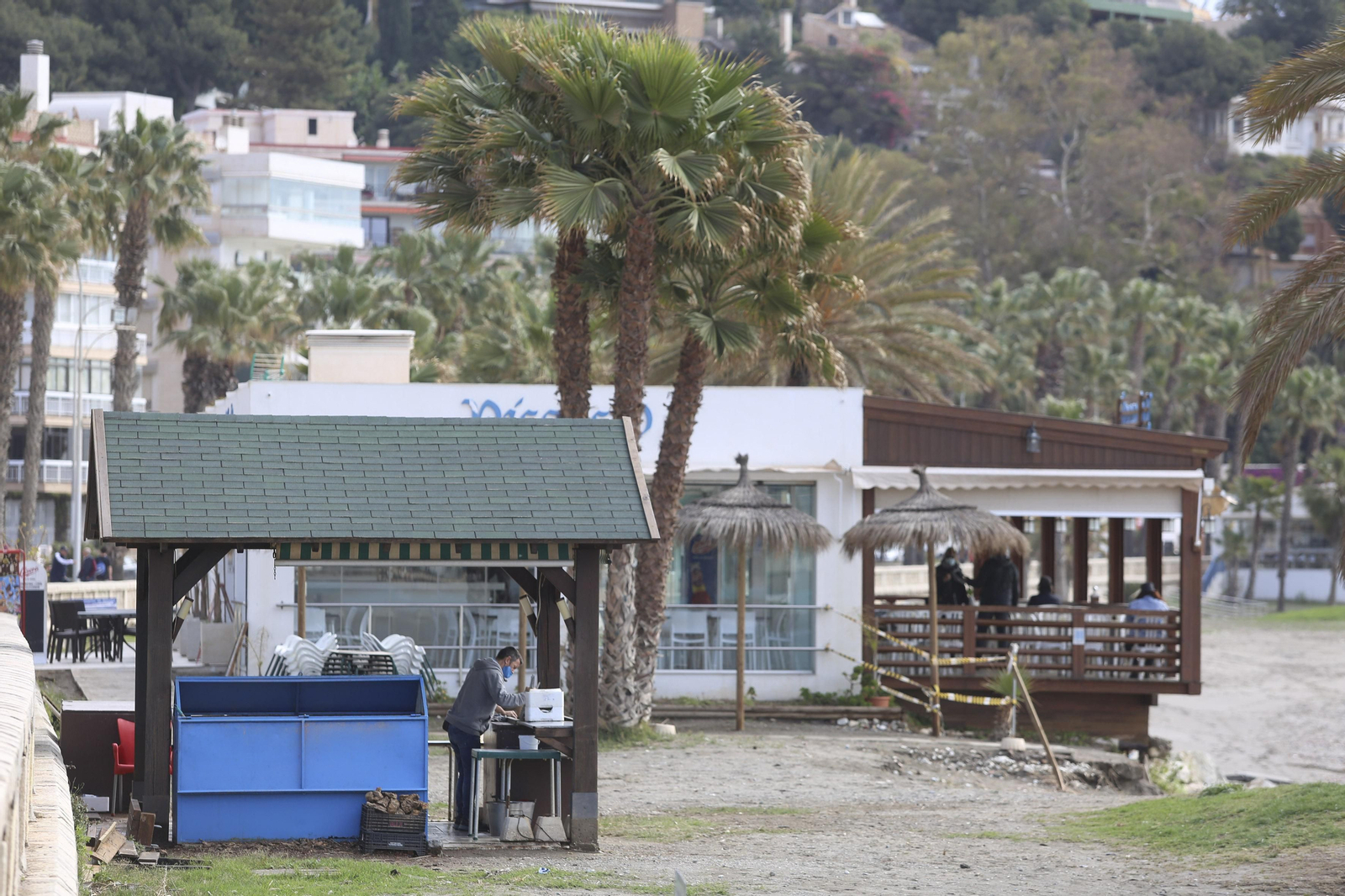 Las fotos de los trabajos en los paseos marítimos y chiringuitos de Málaga para paliar los efectos del temporal