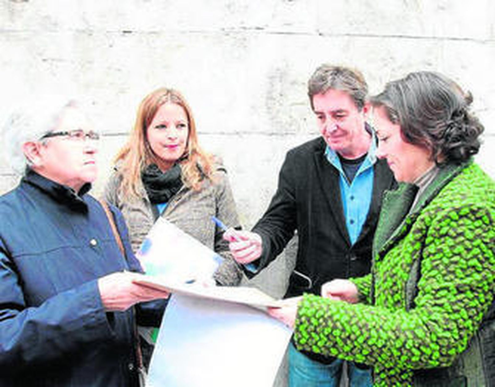 Luis García Montero firma a favor de la Biblioteca de las Palomas del Zaidín.