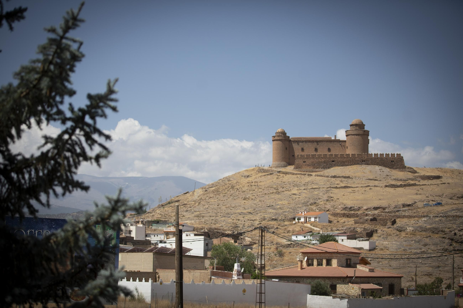 Vista del Castillo de La Calahorra desde la localidad
