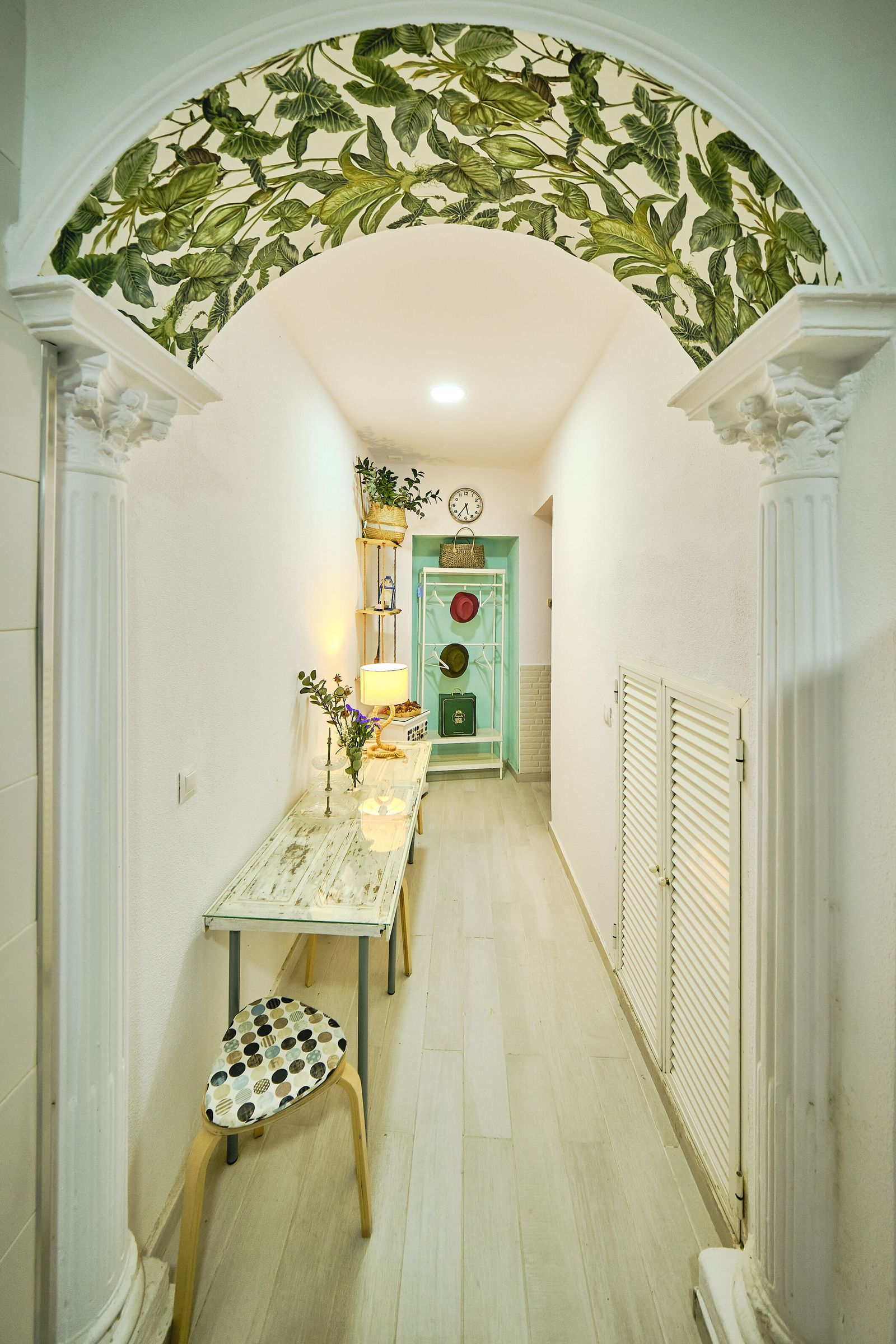 Entrada. Una antigua puerta reciclada se usa  como mesa de comedor para invitados.