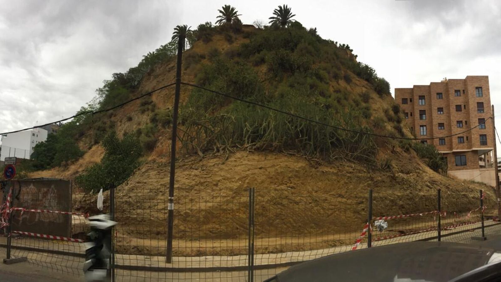 Aspecto del cabezo en la calle Aragón sin el muro perimetral que le rodeaba.