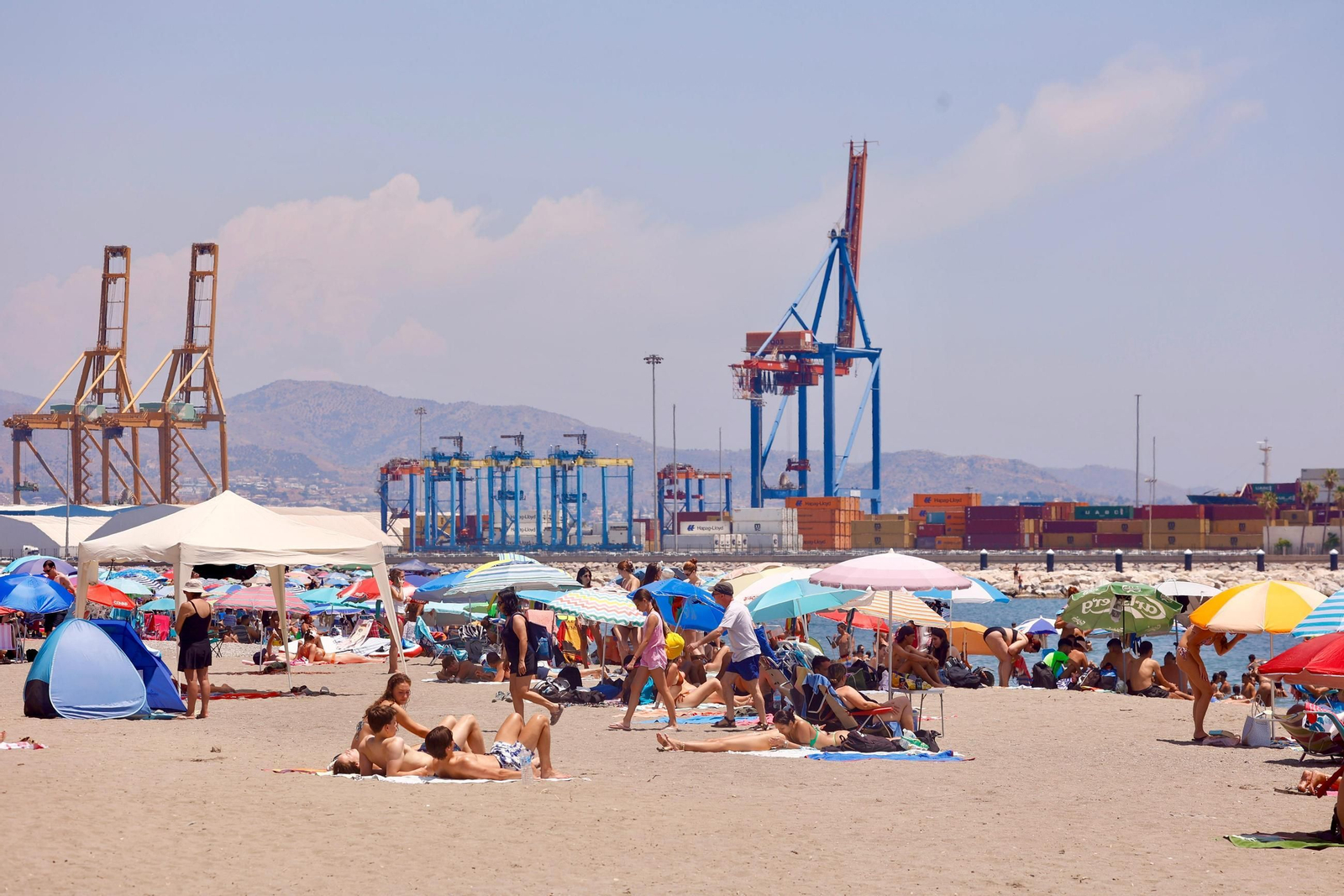 Las playas de Málaga llenas este domingo, en imágenes
