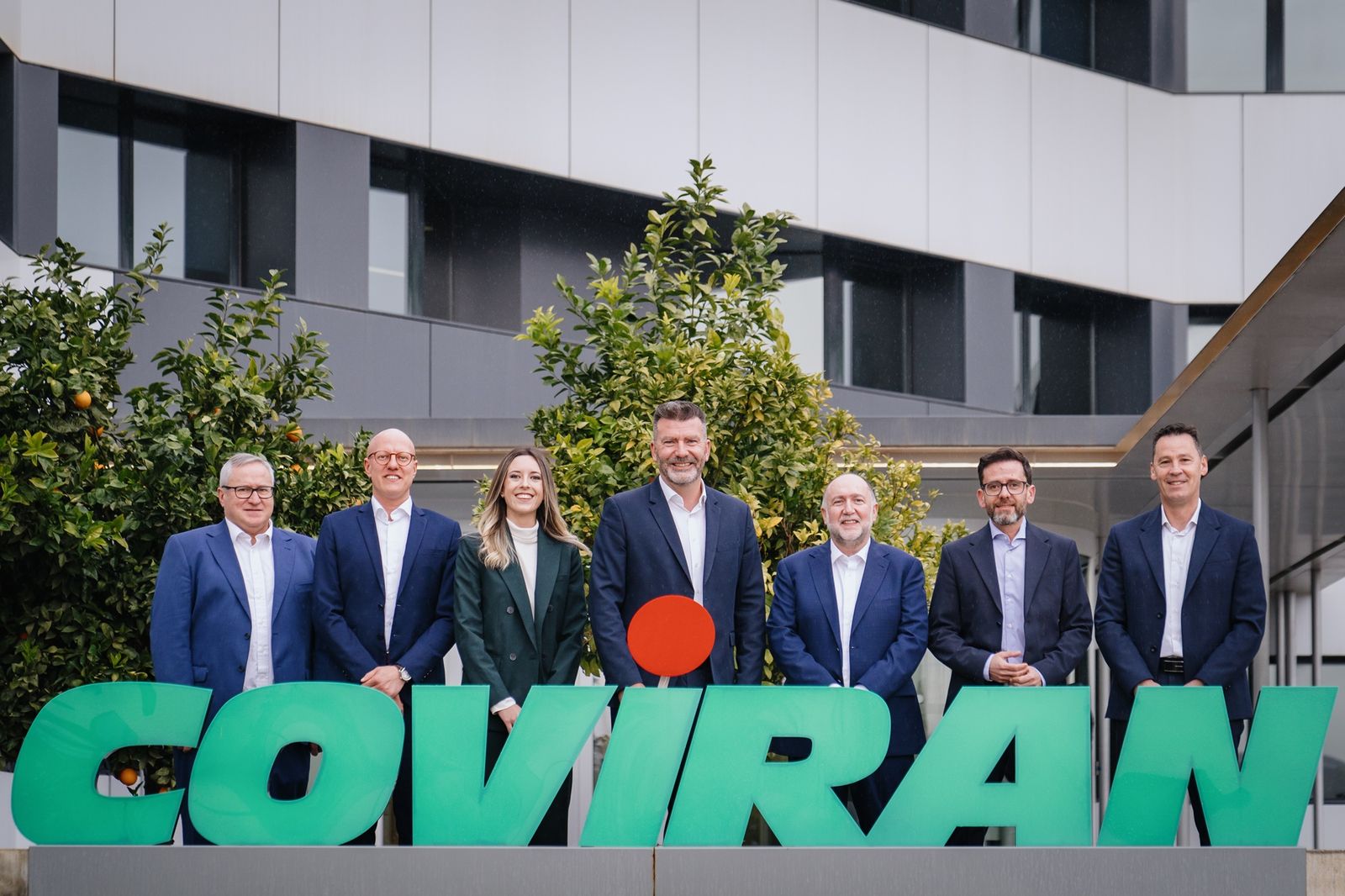 De izquierda a derecha: José María Buendía, director TIC; Juan Jesús Martínez, director del canal proximidad; Verónica Guerrero, directora de personas y organización; Esteban Gutiérrez, director general; Juan Alfonso Martín, director financiero; Francisco Jesús Joyanes, director de logística; y Luis Miguel Sánchez, director comercial de compras.