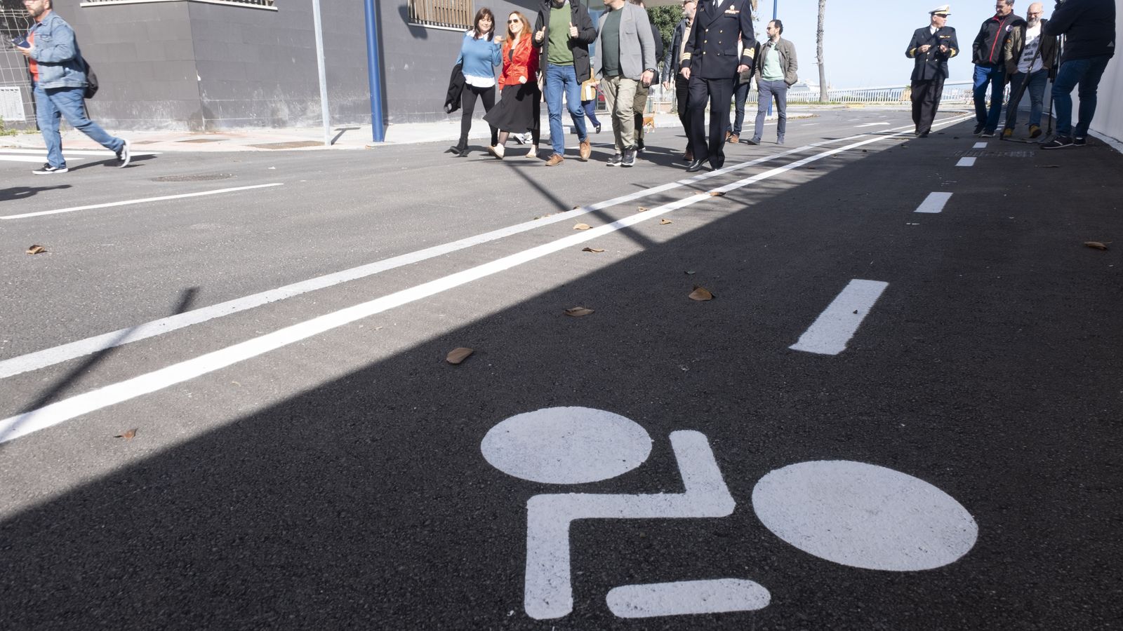 Un momento del paseo tras el acto de la recepción de las obras