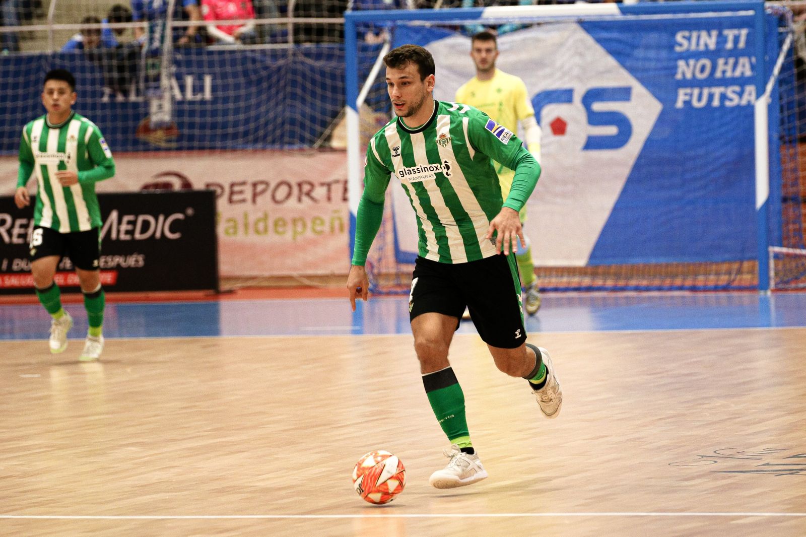 Eric Pérez conduce el esférico en el Pabellón Virgen de la Cabeza