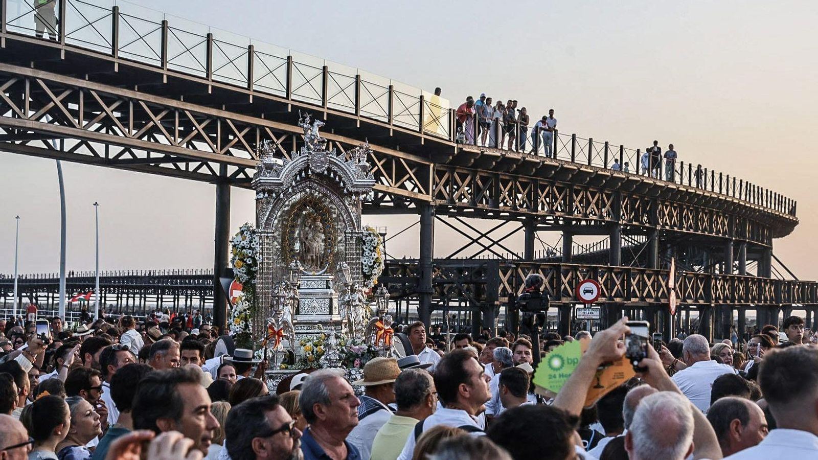 La Virgen de los Milagros por el Muelle de la Rio Tinto