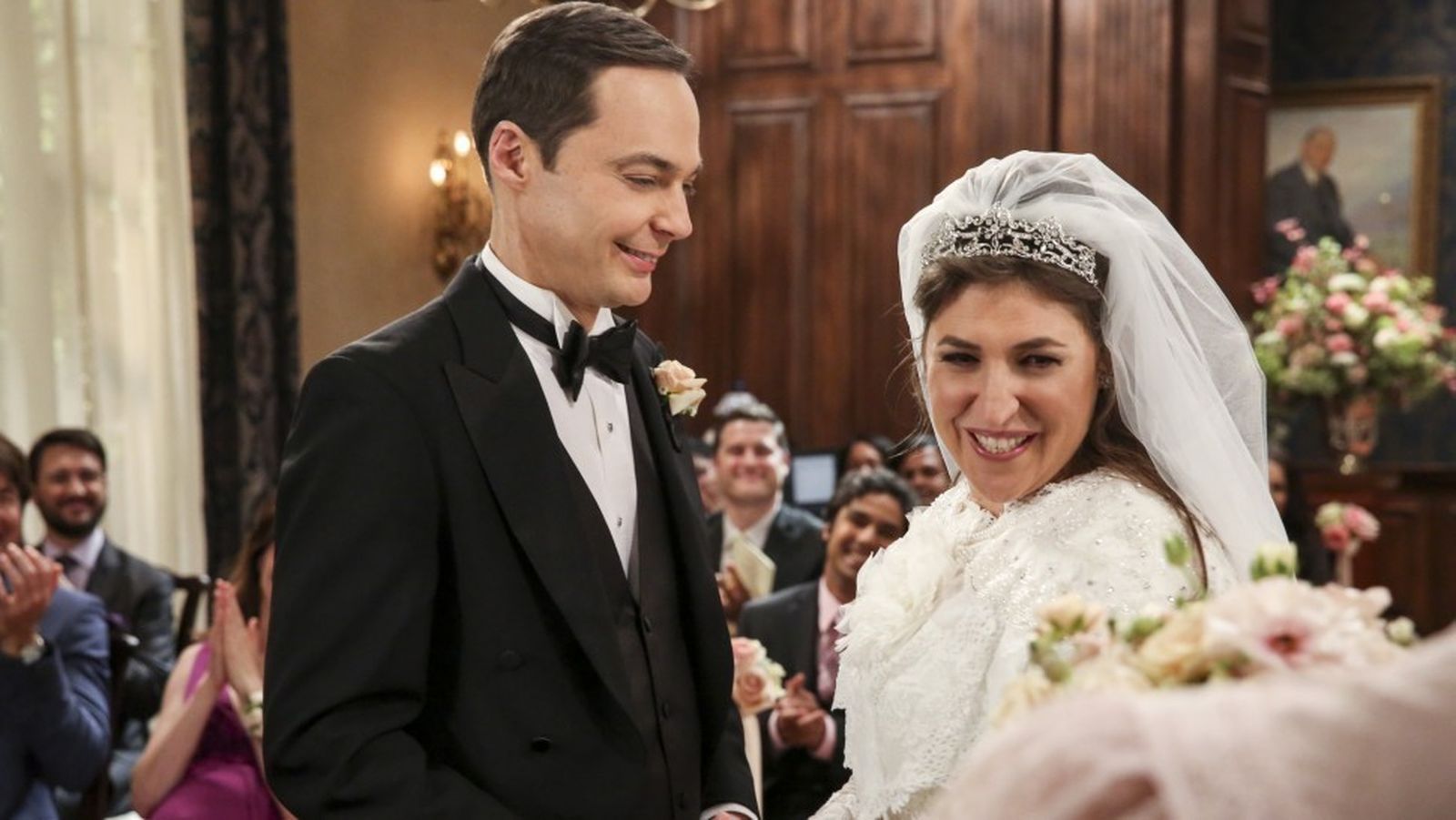 Jim Parsons, Sheldon, y Mayim Bialyk, Amy, en su boda en 'Big Bang'.
