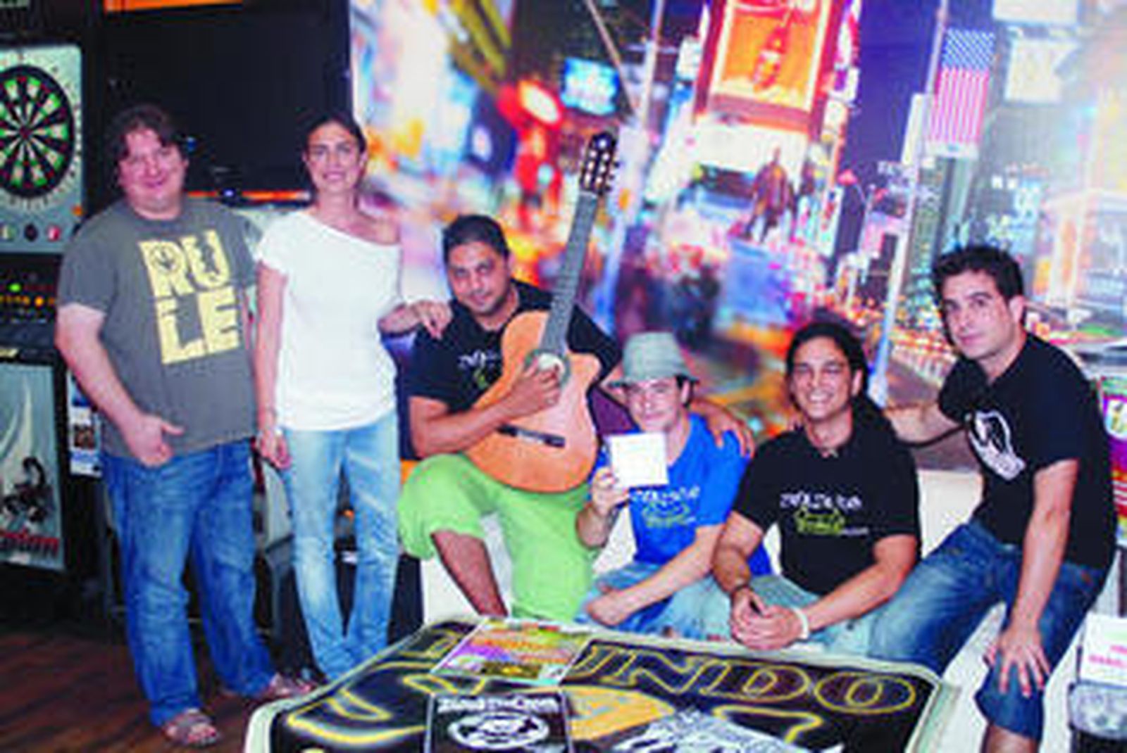 La concejala Elisa Fernández junto a miembros de la organización del Festival Mundo Sol.