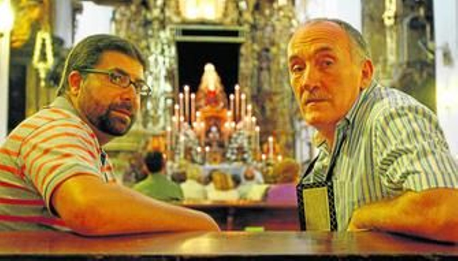 José Luis Piulestán y Julio Reyeros, con la talla de la Virgen de los Dolores de fondo.