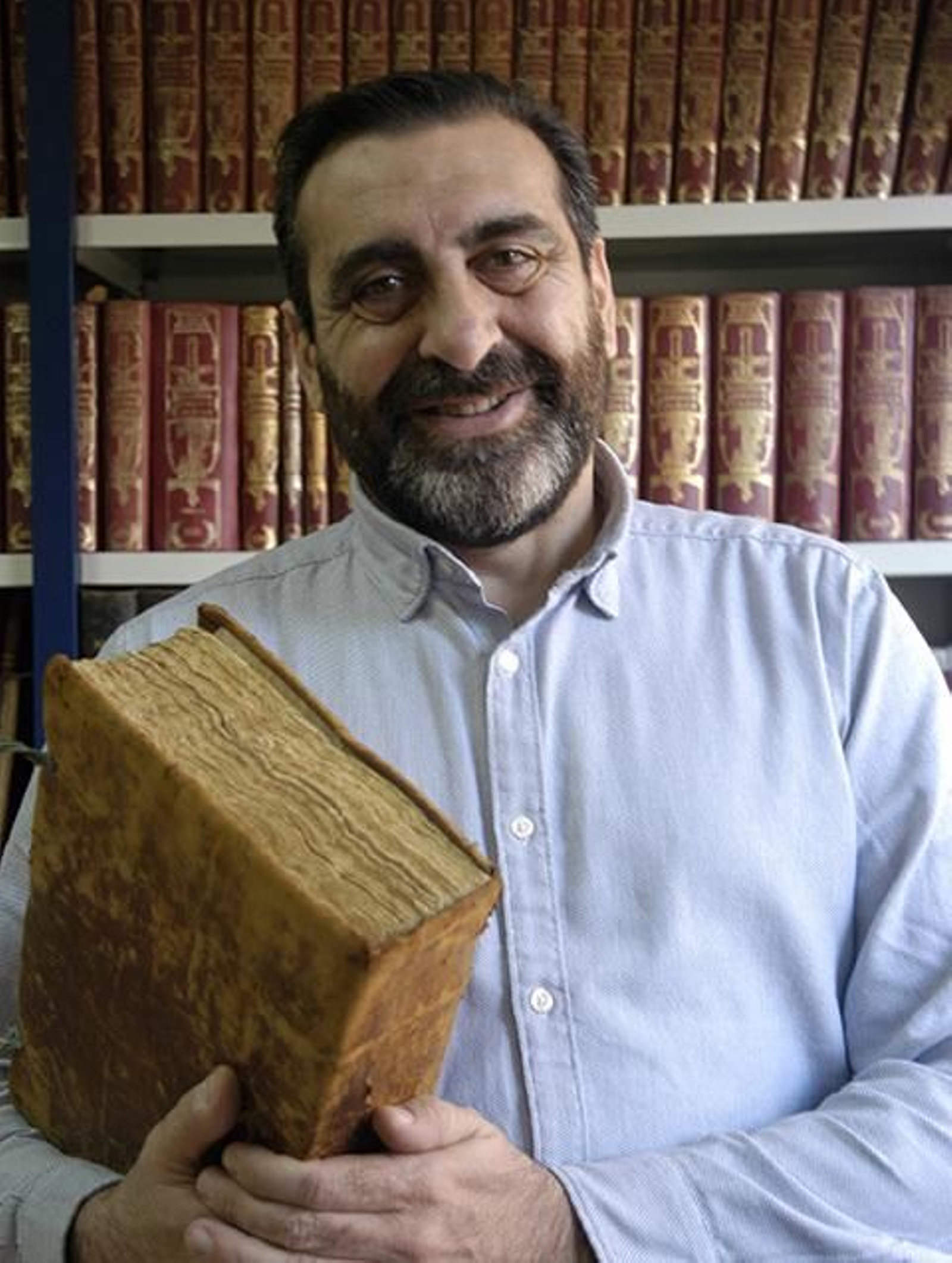 Emilio Morales publica 'La Hermandad de la Hoguera'