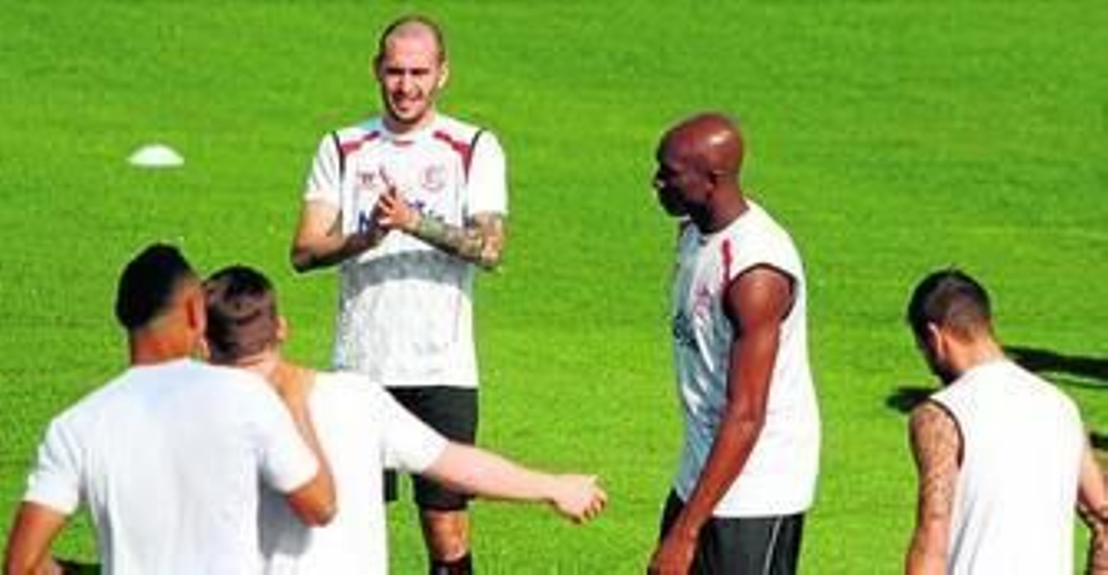 Aleix Vidal aplaude a Kolodziejczak y Gameiro ante Mbia.