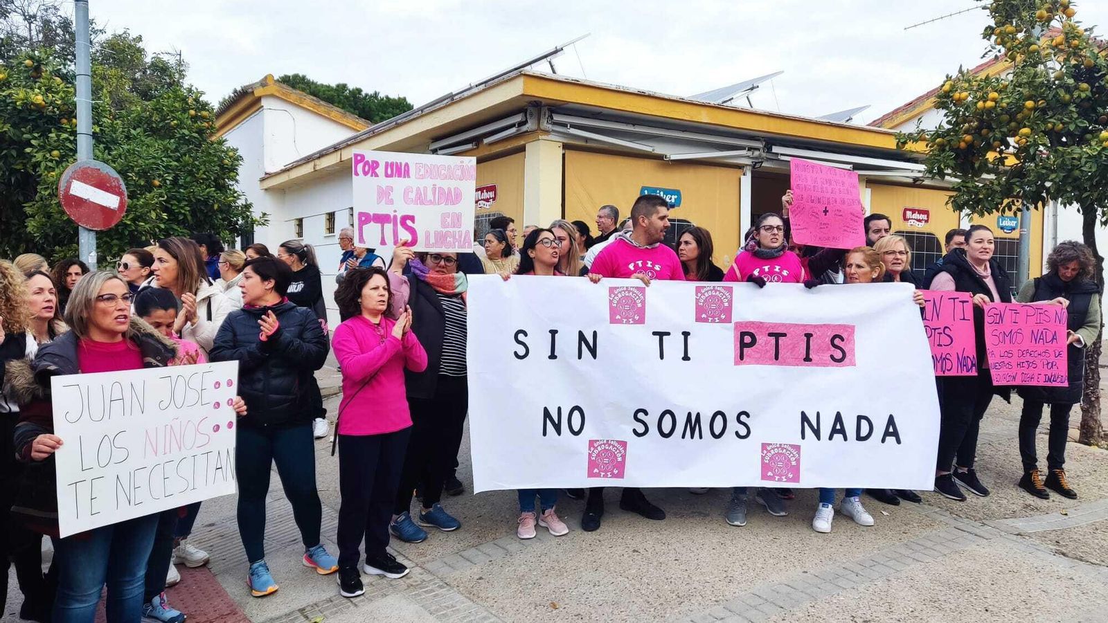 Un momento de la concentración realizada este martes en Estella.