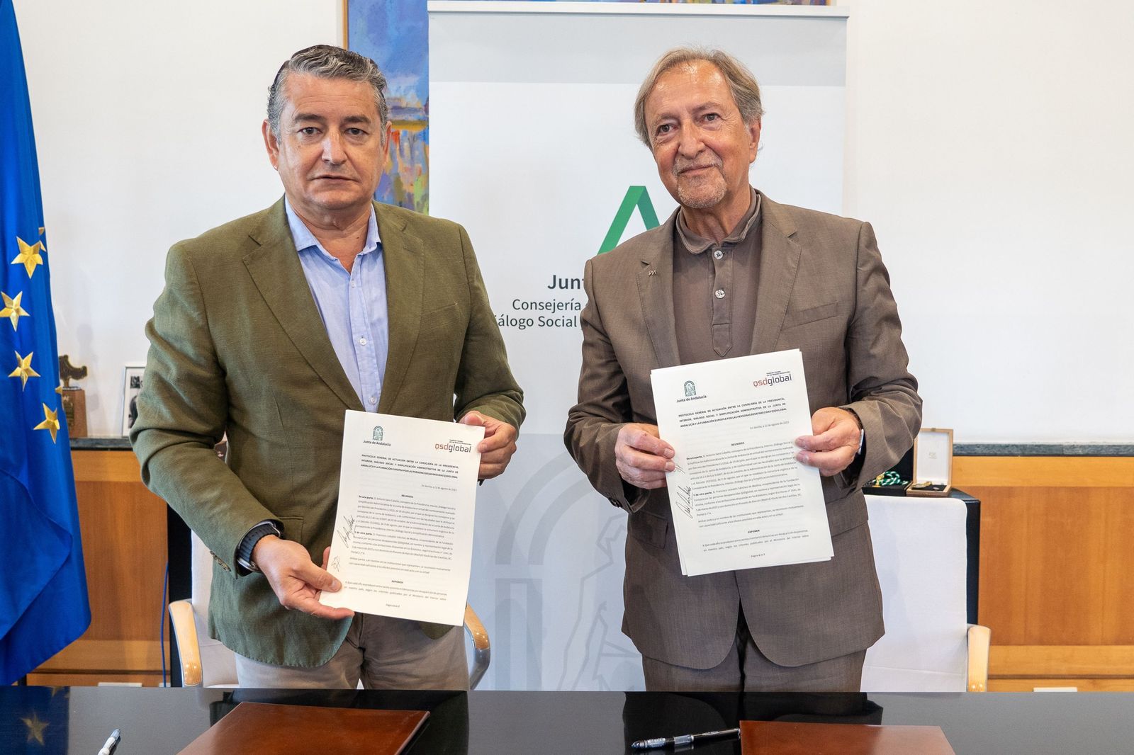 El consejero de la Presidencia, Antonio Sanz, y el vicepresidente de la Fundación Europea por las Personas Desaparecidas QSDglobal, Francisco Lobatón.