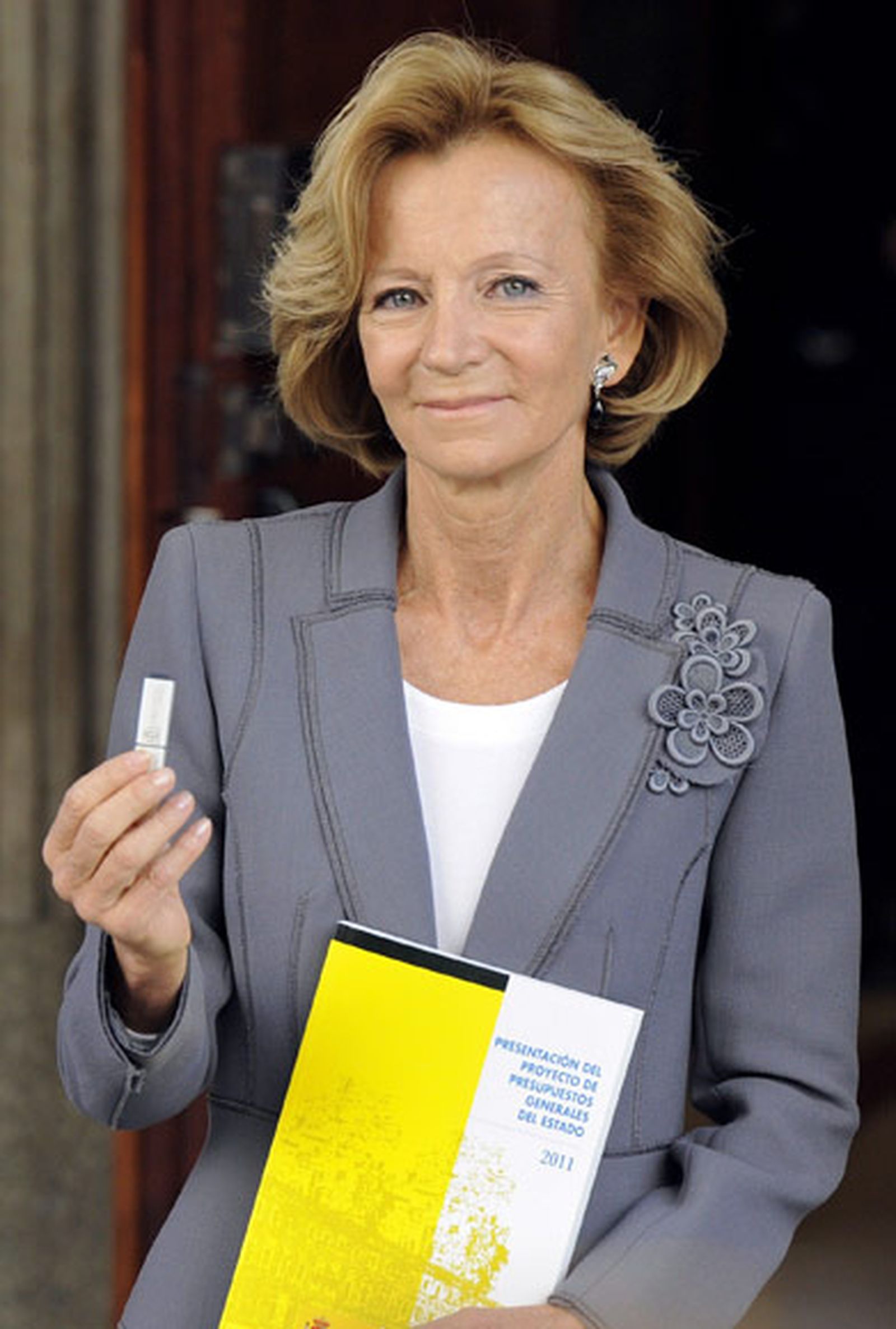 Salgado dice que los Presupuestos son "realistas" y que ayudarán a crecer al 1,3% en 2011