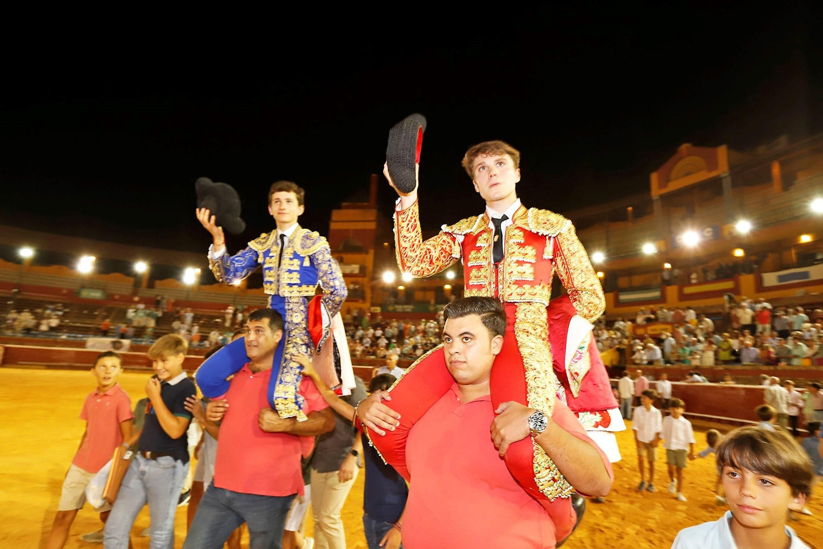 Toros Colombinas: Tirado y Luna se van a hombros tras la novillada que abre la feria