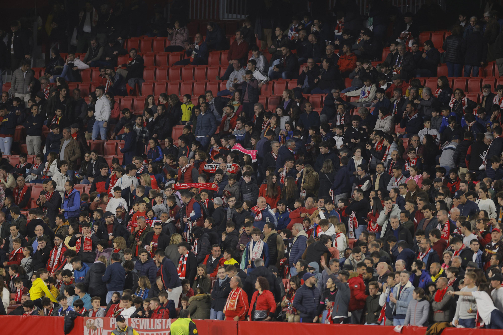 Búscate en las fotos del SEVILLA FC-PSV EINDHOVEN