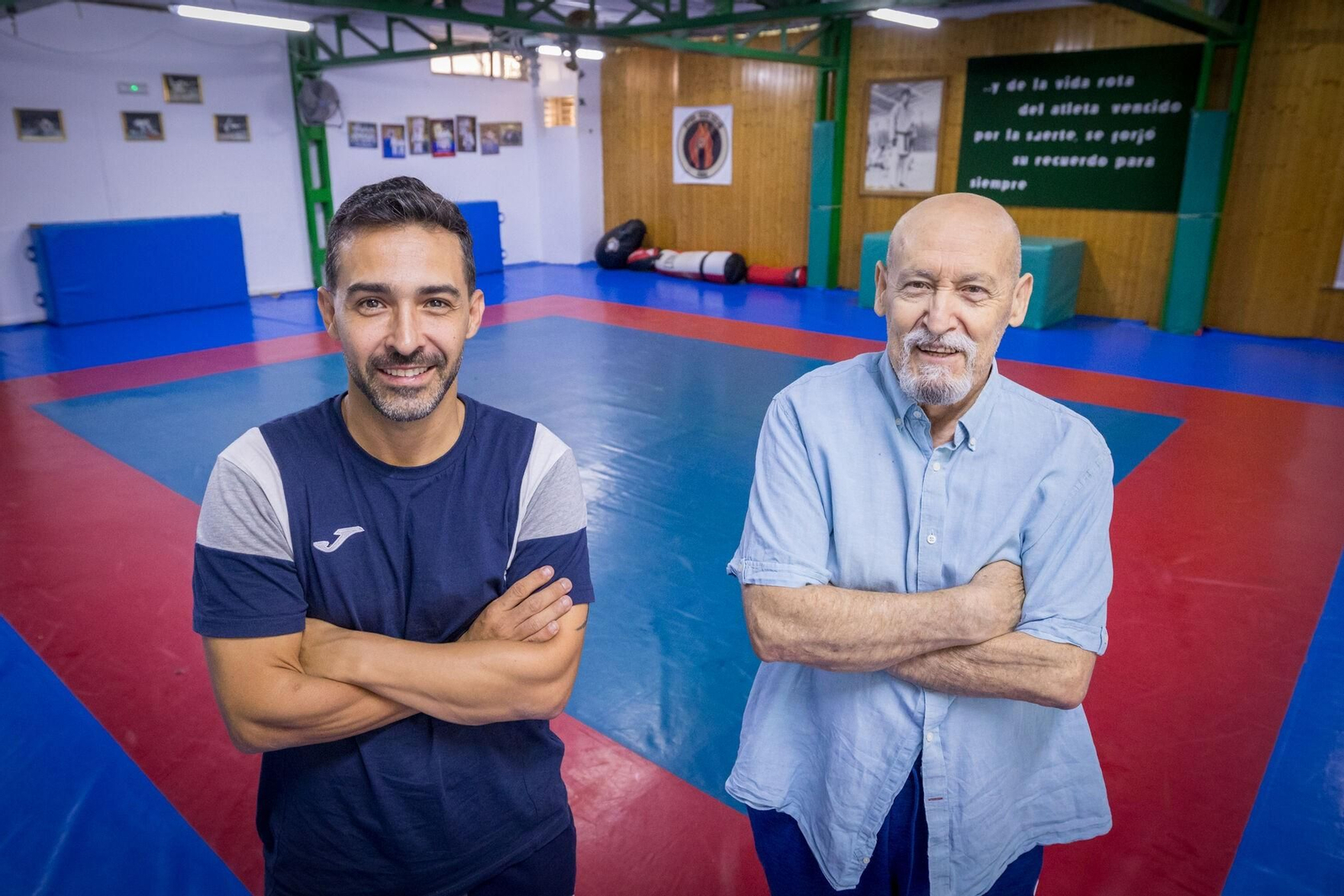 Raúl y Carlos Calvo, padre e hijo, en el tatami del gimnasio.