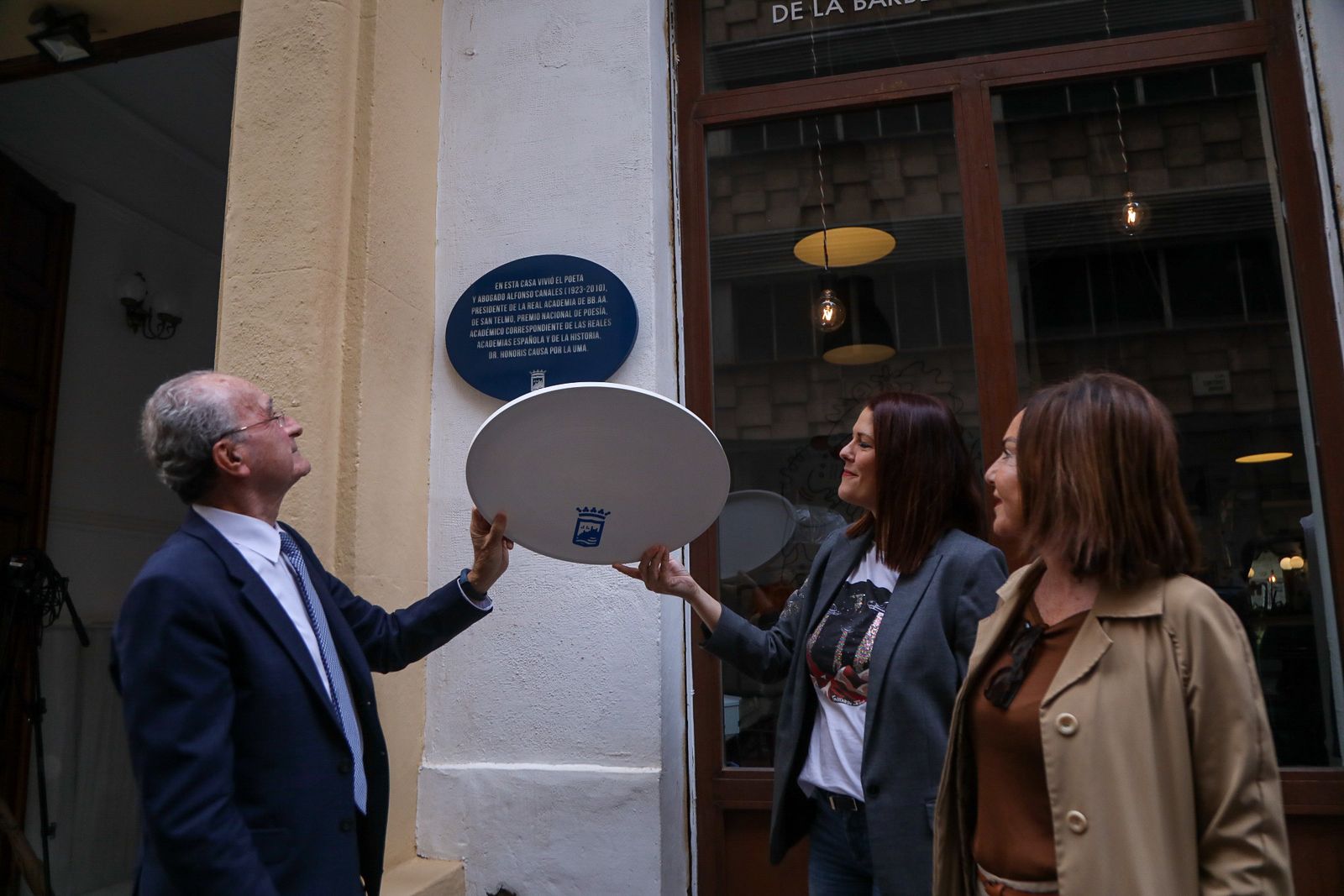 La placa en la casa de Málaga donde vivió el Premio Nacional de Literatura Alfonso Canales.