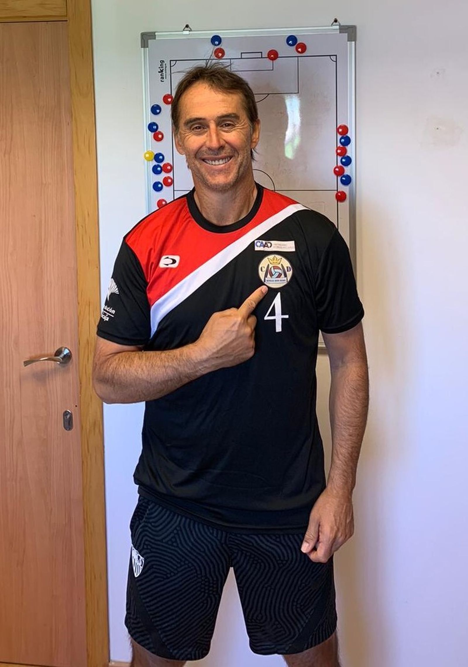 Lopetegui señala el escudo del CAAD Sevilla Quad Rugby.