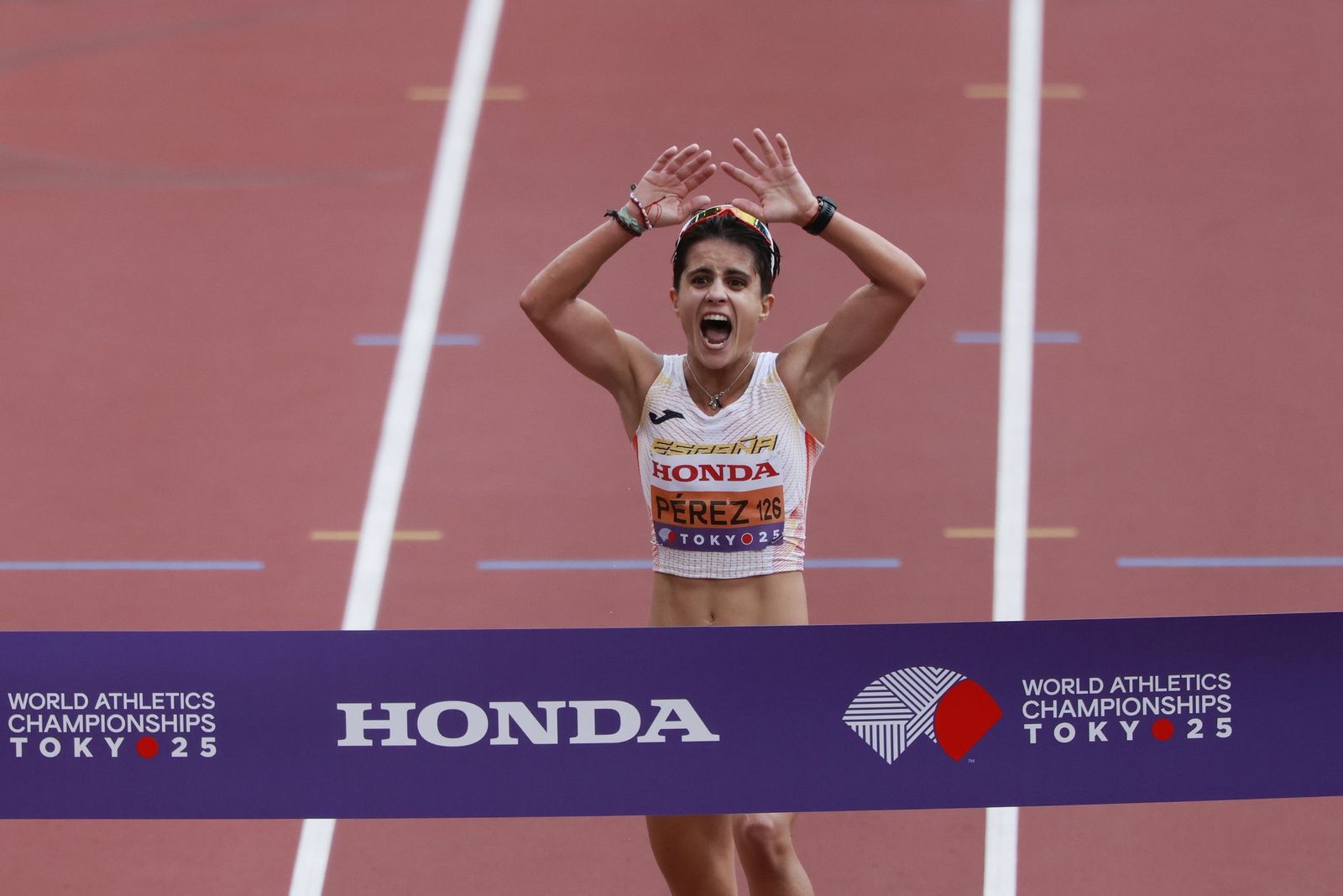 María Pérez entra victoriosa en la meta en Tokio