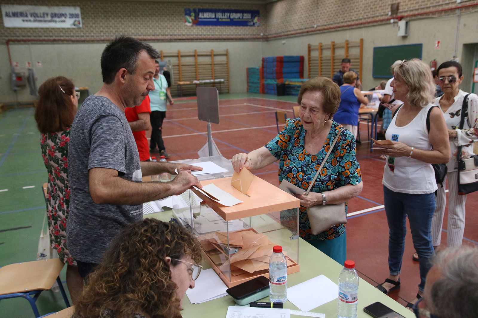Almería hace cola para votar en las elecciones generales del 23J