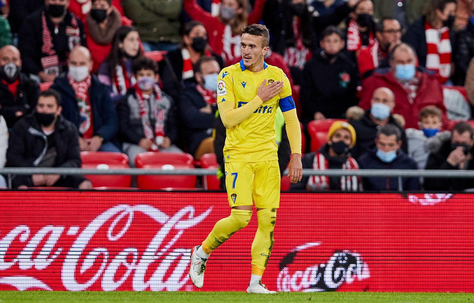Salvi con el brazalete de capitán en un partido del Cádiz.