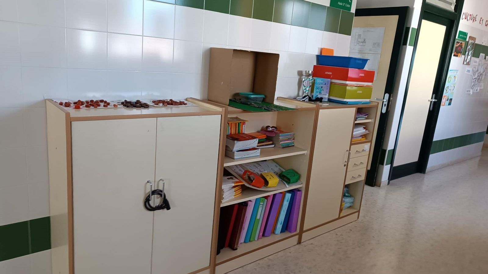 La falta de espacio obliga a guardar el material de clase fuera de las aulas, en arcones con candados