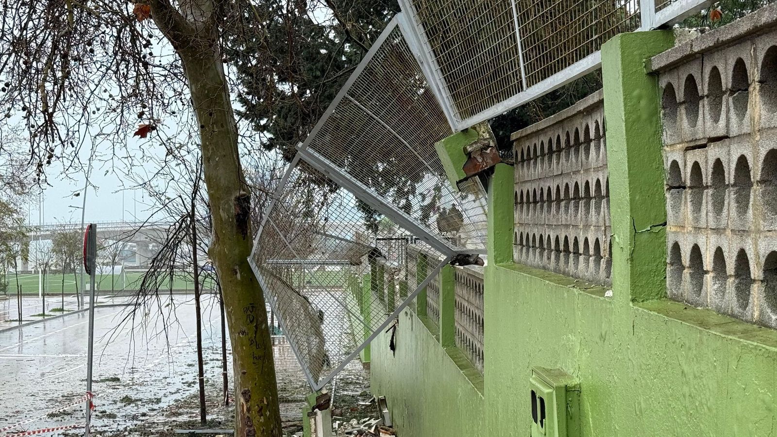 Un muro destrozado en el instituto Torrealmirante de Algeciras.