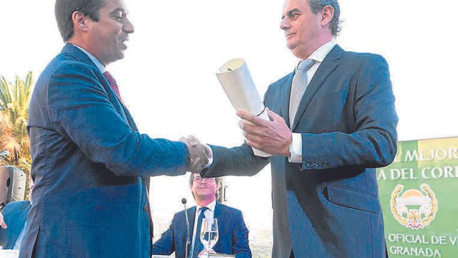 El Presidente del Colegio de Veterinarios entrega el trofeo.