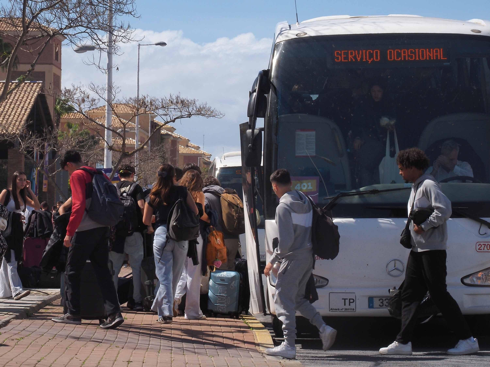 Las fotos de la espectacular llegada de 10.000 estudiantes portugueses a Punta Umbría
