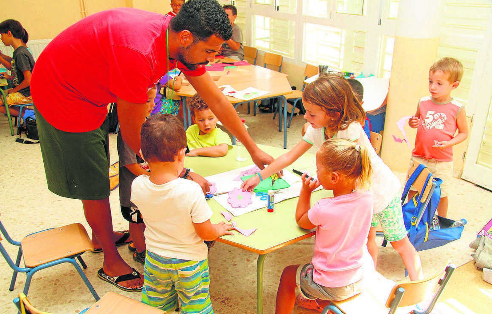 Un docente durante las clases con sus alumnos en Infantil