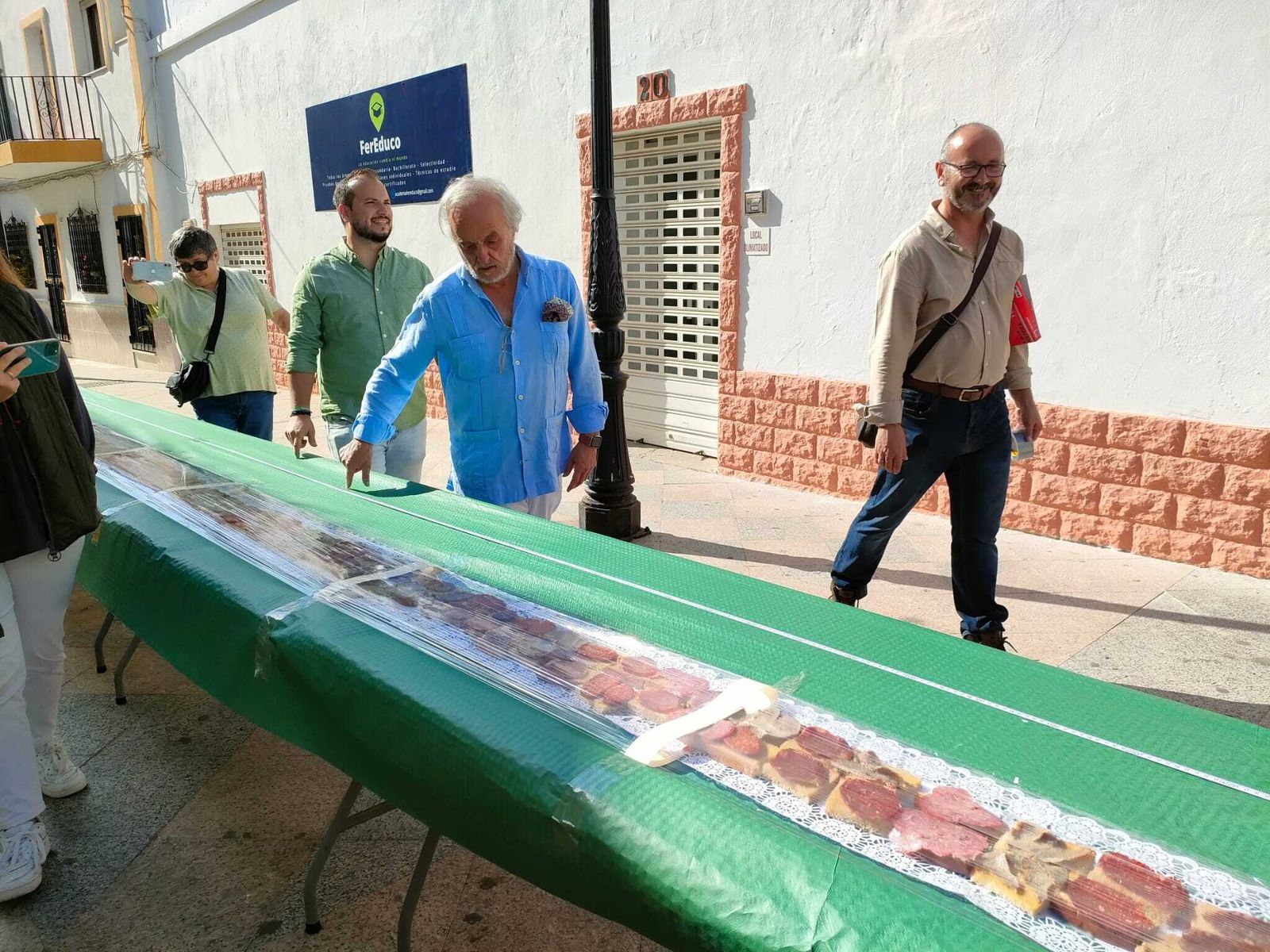 Fotos de la tosta ibérica de más de 150 metros preparada en Los Barrios