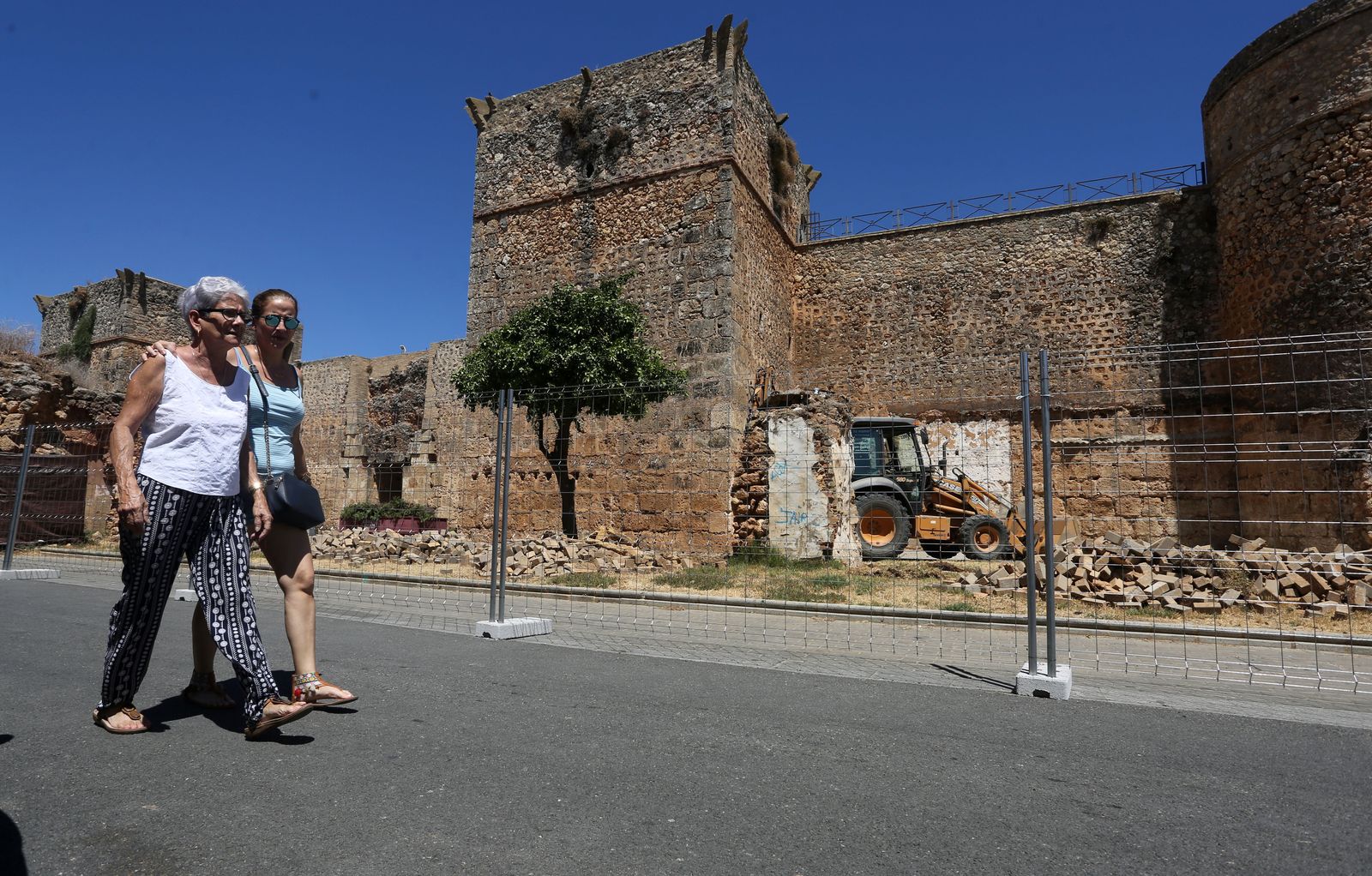 Visita de autoridades a las obras de restauración de la Barbacana de Niebla en imágenes
