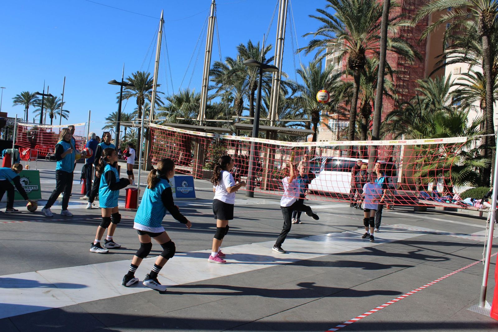 Un grupo de niñas jugando al voleibol en la Plaza de las Velas durante el desarrollo de la actividad ‘Navidad Deportiva en la Calle’.