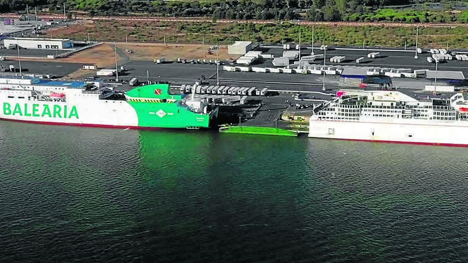 Imagen de los dos barcos que hacen la ruta Huelva-Islas Canarias.