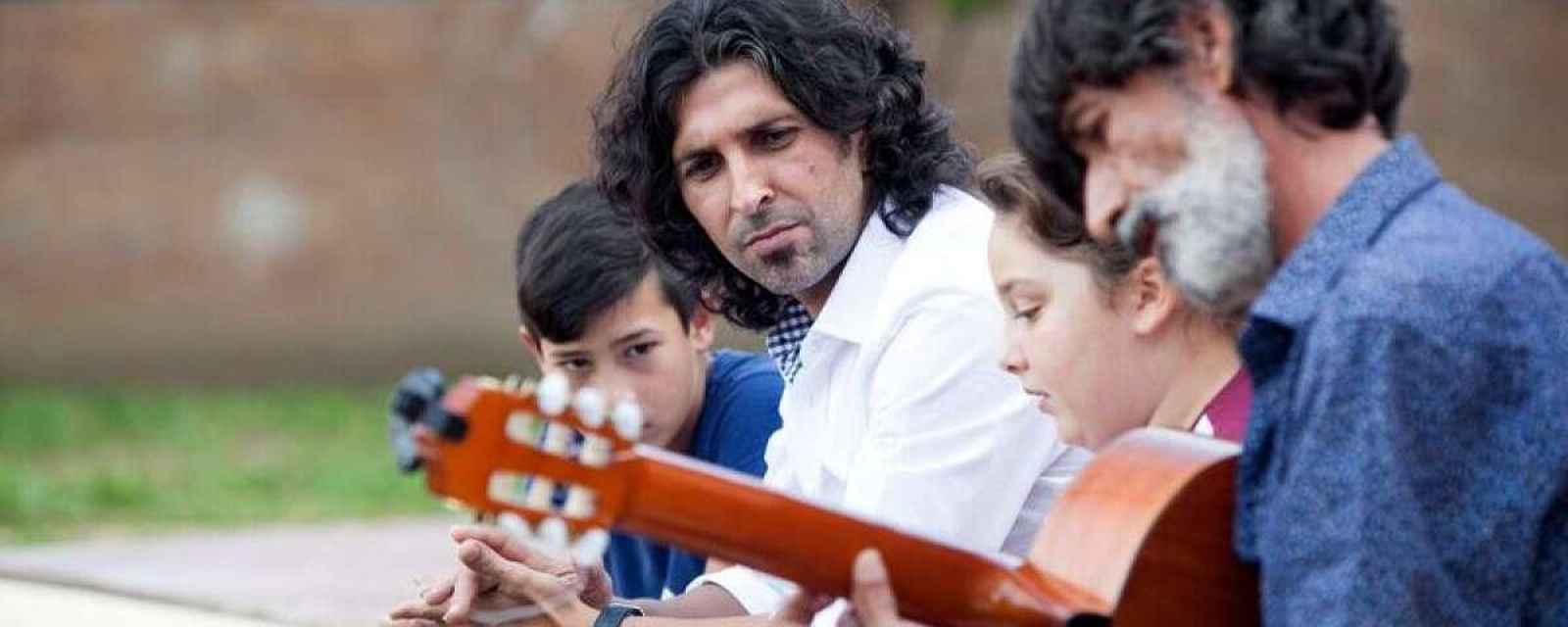 El cantaor onubense Arcángel sigue al guitarrista Emilio Caracafé en un fotograma de la película documental 'Alalá', de Remedios Malvárez.