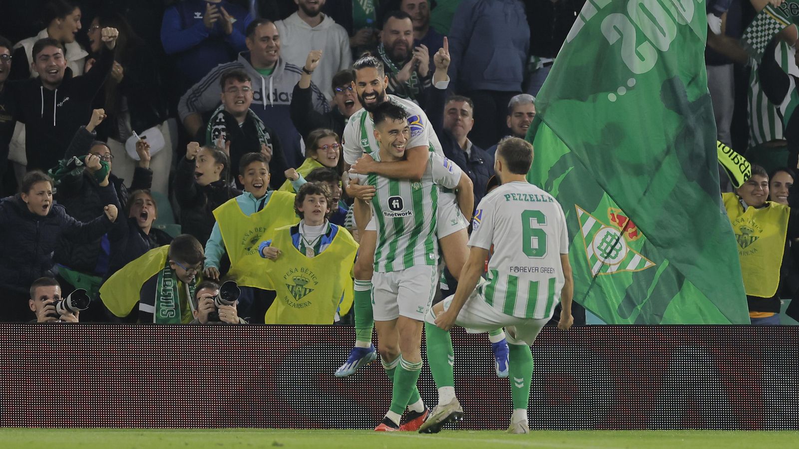 Isco se encarama en Marc Roca, que ha marcado el tercer gol.