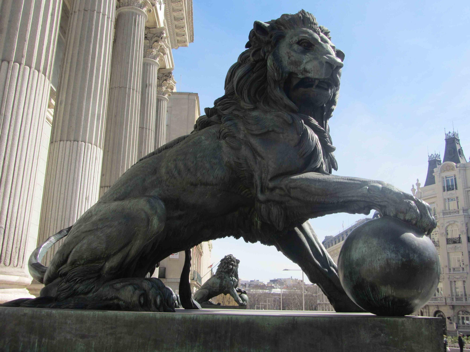 Esculturas de los imponentes leones del Congreso de los Diputados