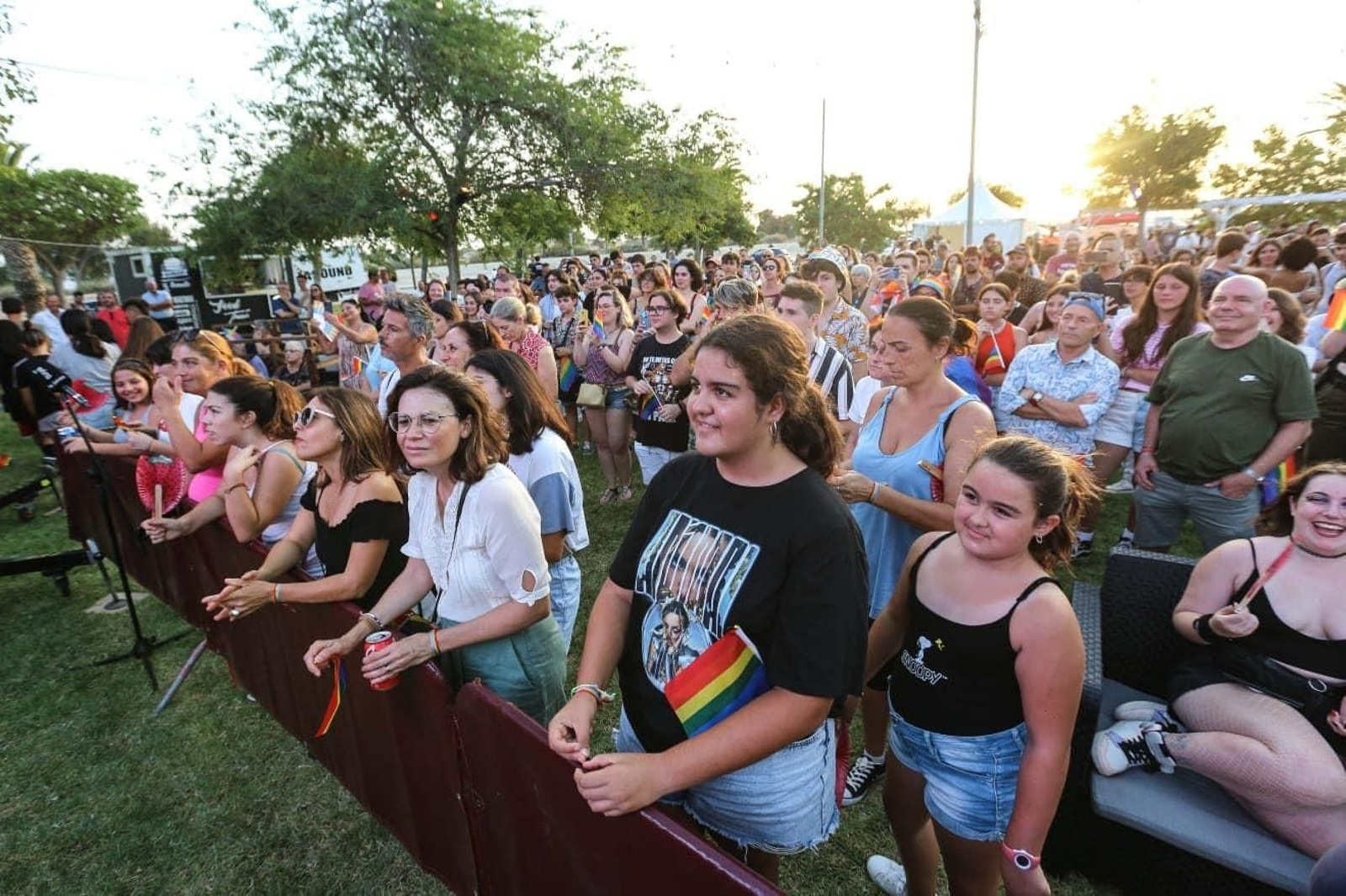 Pregón reivindicativo en el parque junto al Puente Azul celebrado el Día del Orgullo.