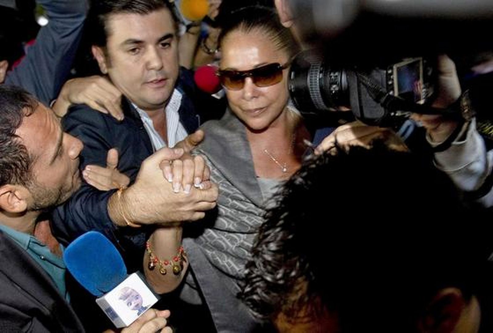 Isabel Pantoja levanta un revuelo mediático a su llegada a los juzgados de Marbella. / EFE