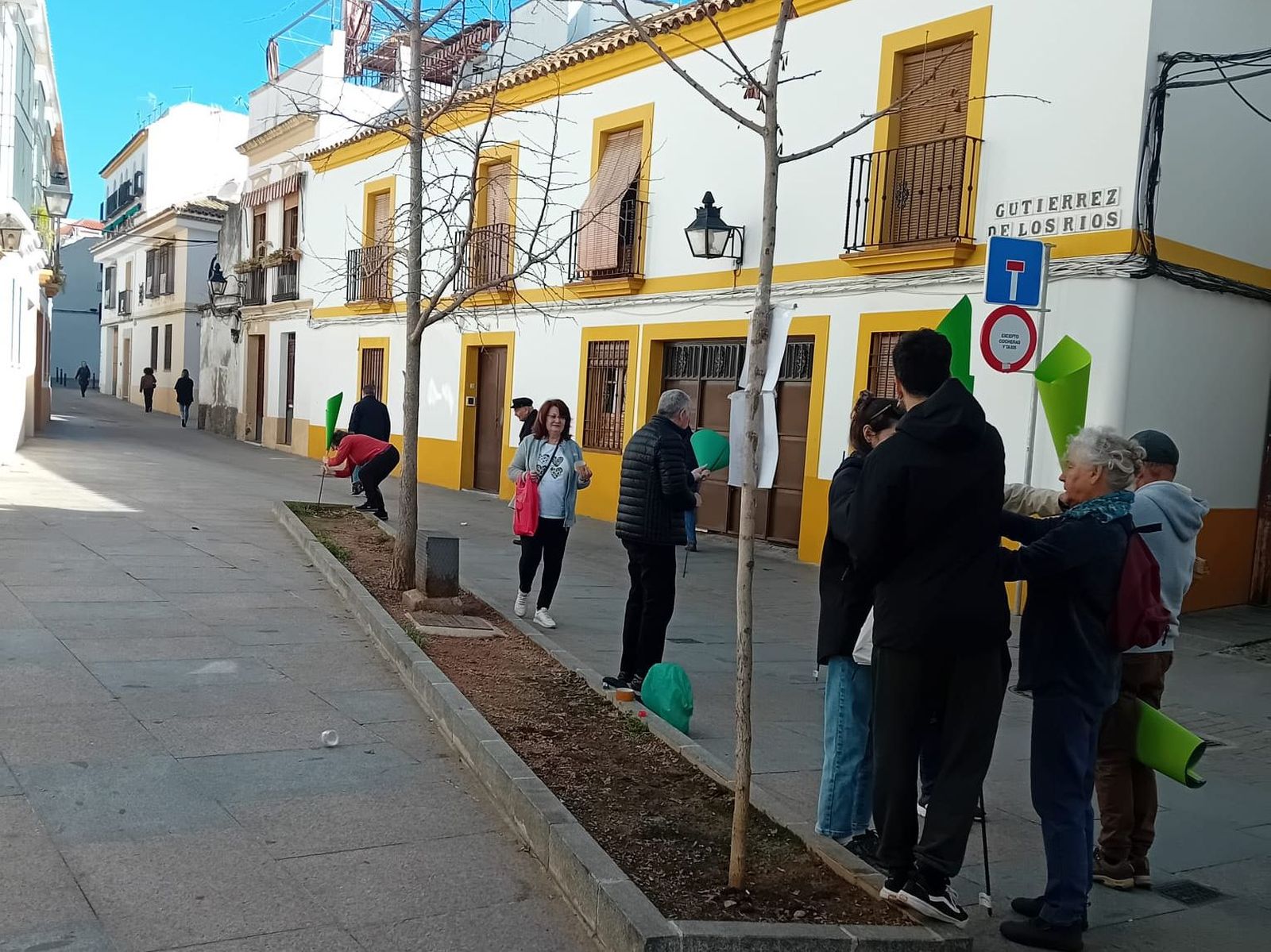 Vecinos en la calle Gutiérrez de los Ríos durante la protesta