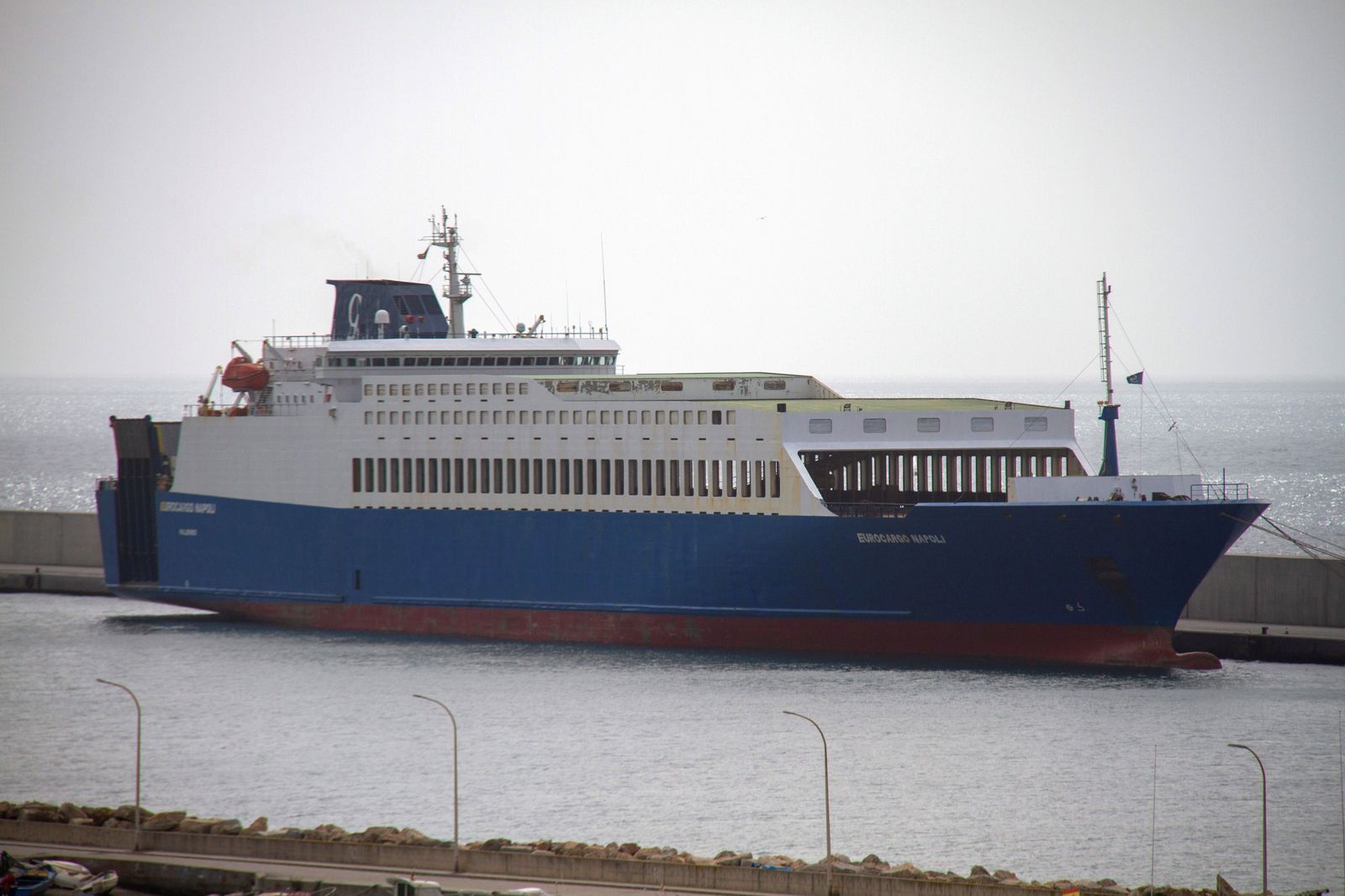 El ‘Eurocargo Napoli’  ya está atracado en el Puerto de Motril