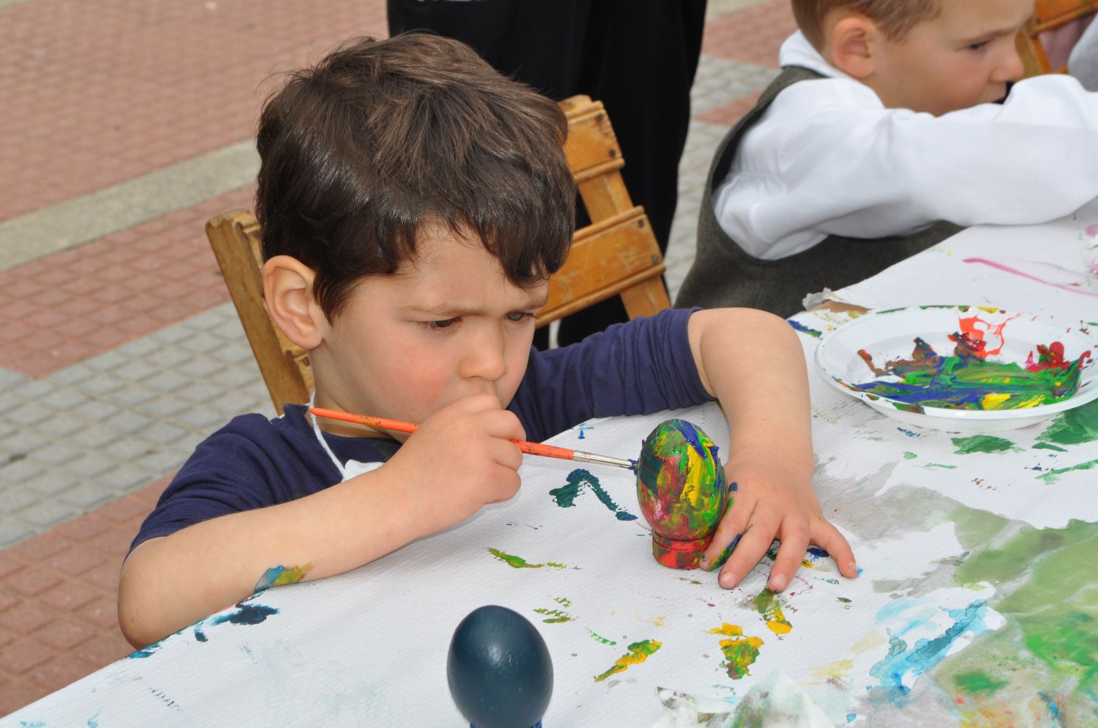 Uno de los niños pintando los huevos el año pasado.