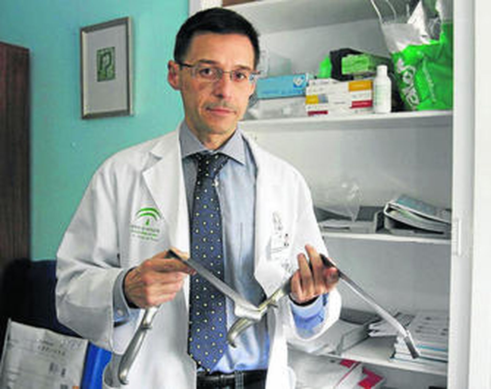 Fernando de la Portilla con dos versiones del prototipo del retractor.