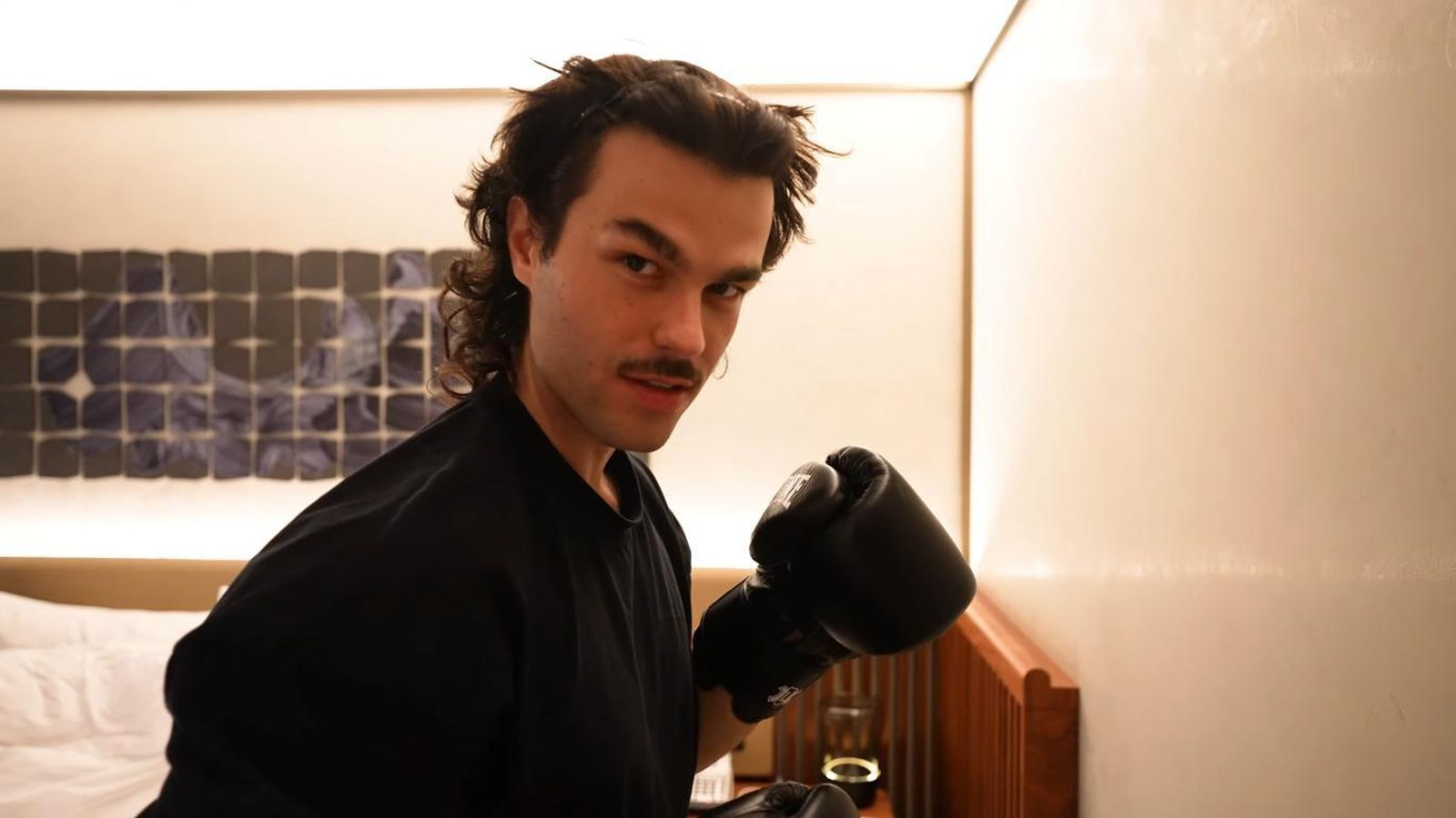 Peldanyos con unos guantes de boxeo, preparado para La Velada de Ibai